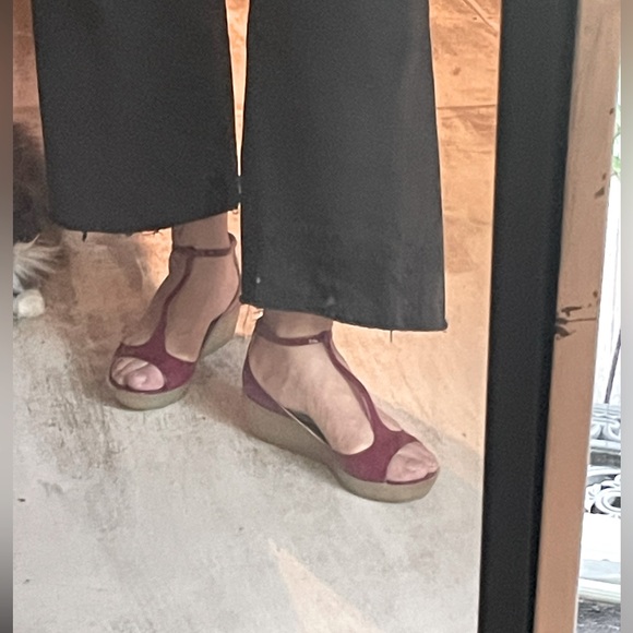 Patent leather dark fuschia, t-bar sandals. - Picture 4 of 6